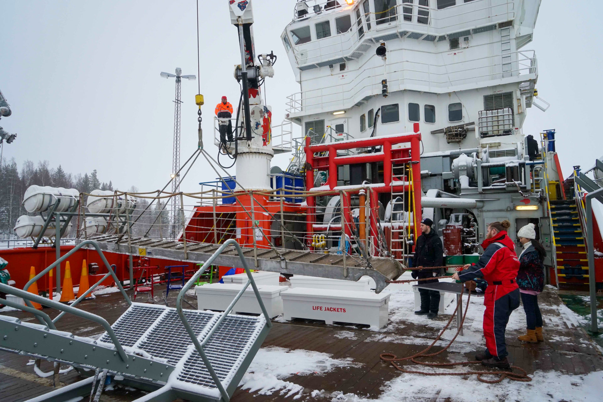 Arbeiter an Deck eines Eisbrechers im finnischen Teil Lapplands