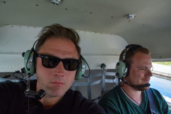 Autor Ralf und Passagier Sebastian an Bord von Rust's Flying Service in Anhchorage in Alaska