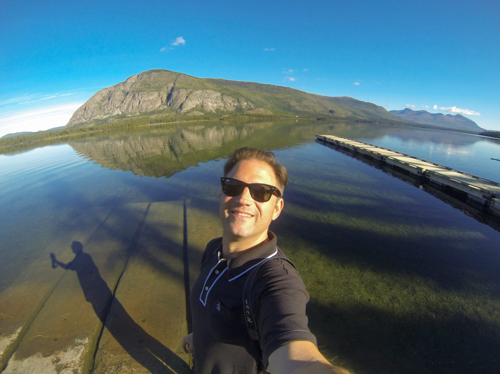 Selfie von Autor Ralf Johnen am Bergsee im kanadischen Yukon