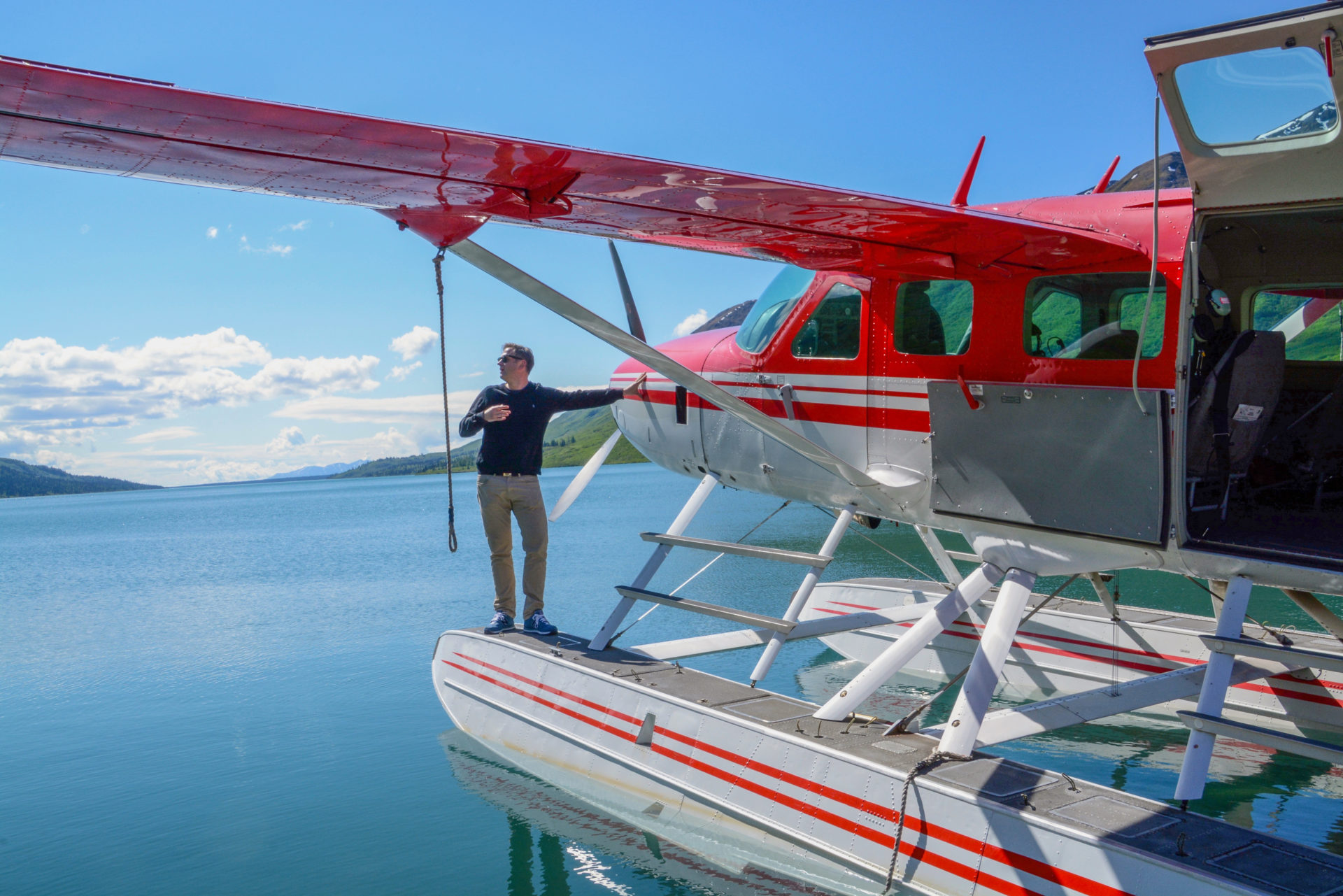 Autor Ralf Johnen auf dem Träger eines Wasserflugzeugs auf einem Bergsee in Alaska