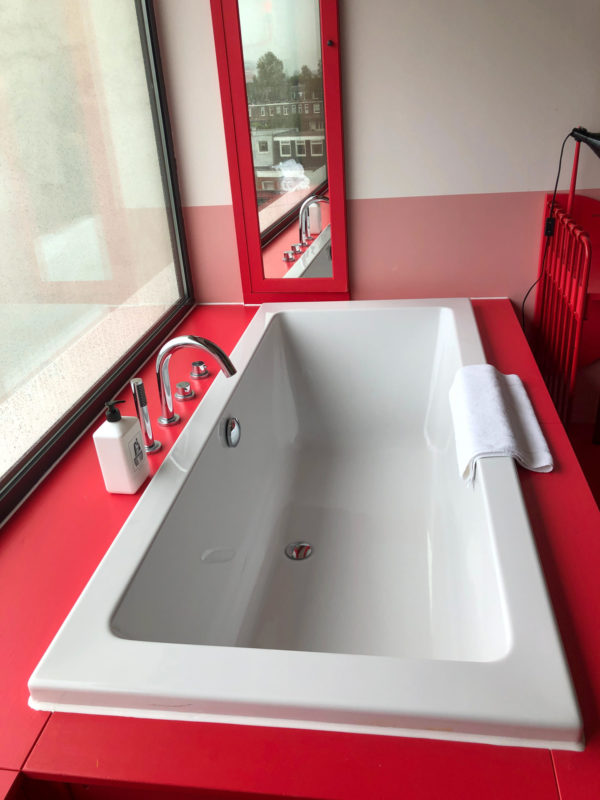 Badewanne im Roten Zimmer im Volkshotel in Amsterdam