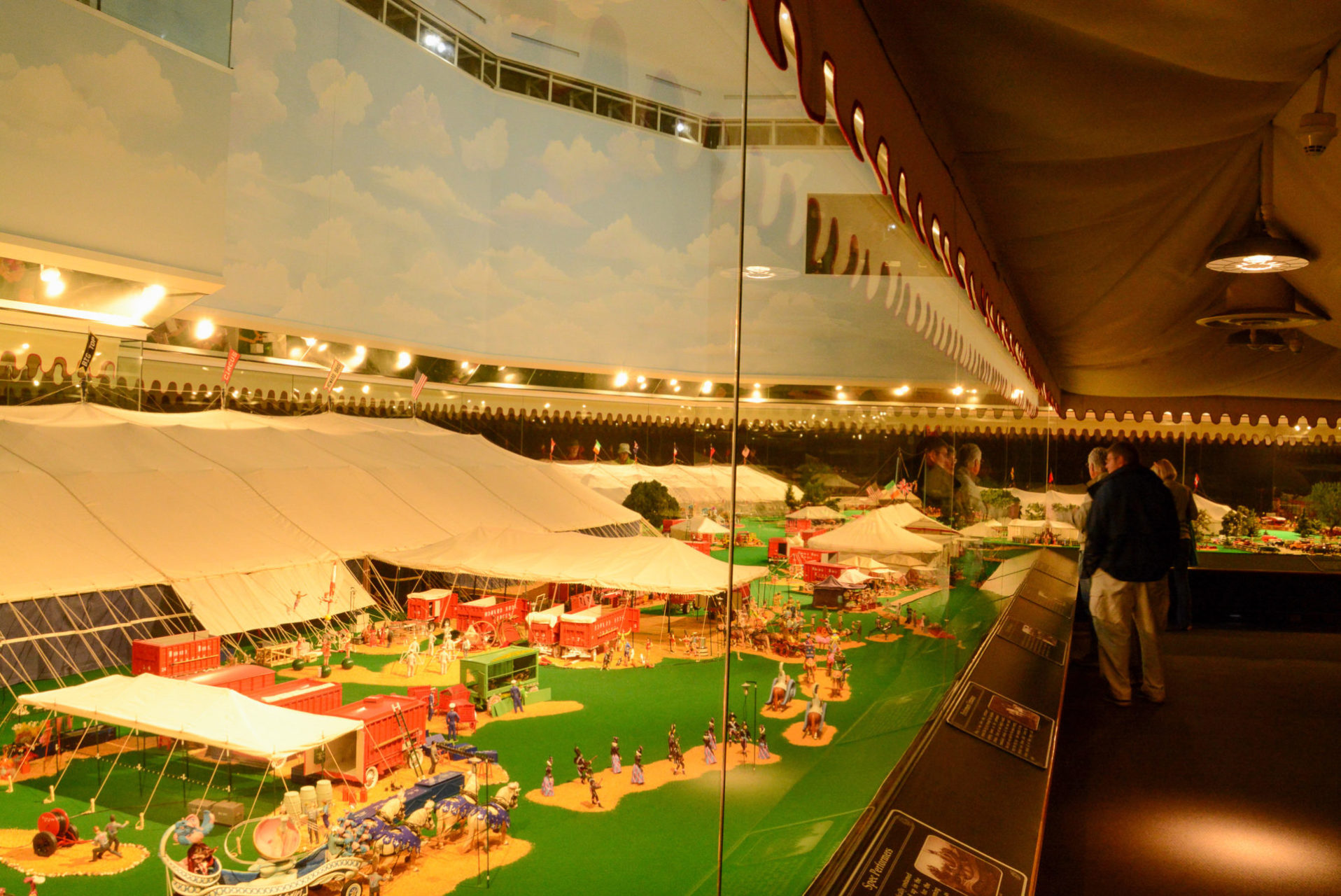 Besucher betrachten das Modell der Zirkusstadt der Ringling-Brüder in Sarasota