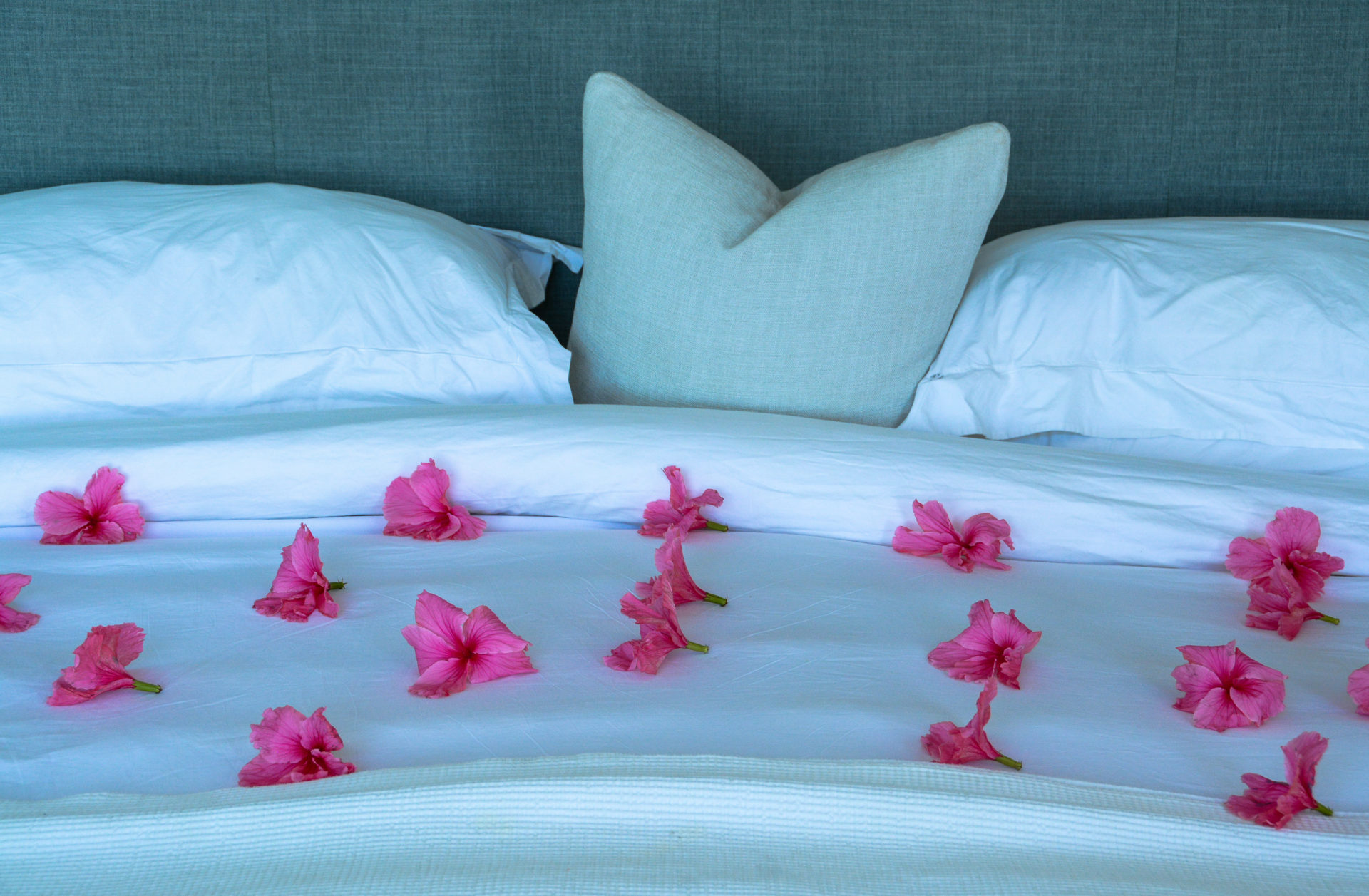 Mit Blumen verziertes Bett im White Pearl Resort für Luxusurlaub in Mosambik
