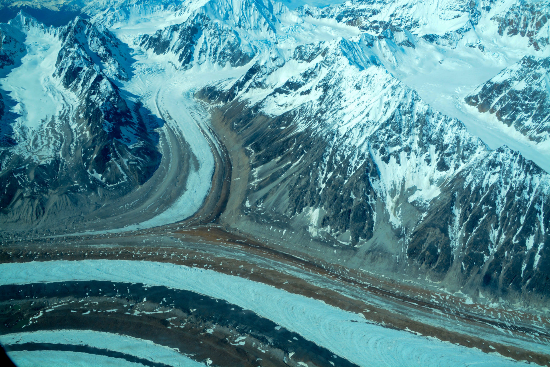 Zusammenfluss zweier Gletscher an den Flanken des Denali in Alaska