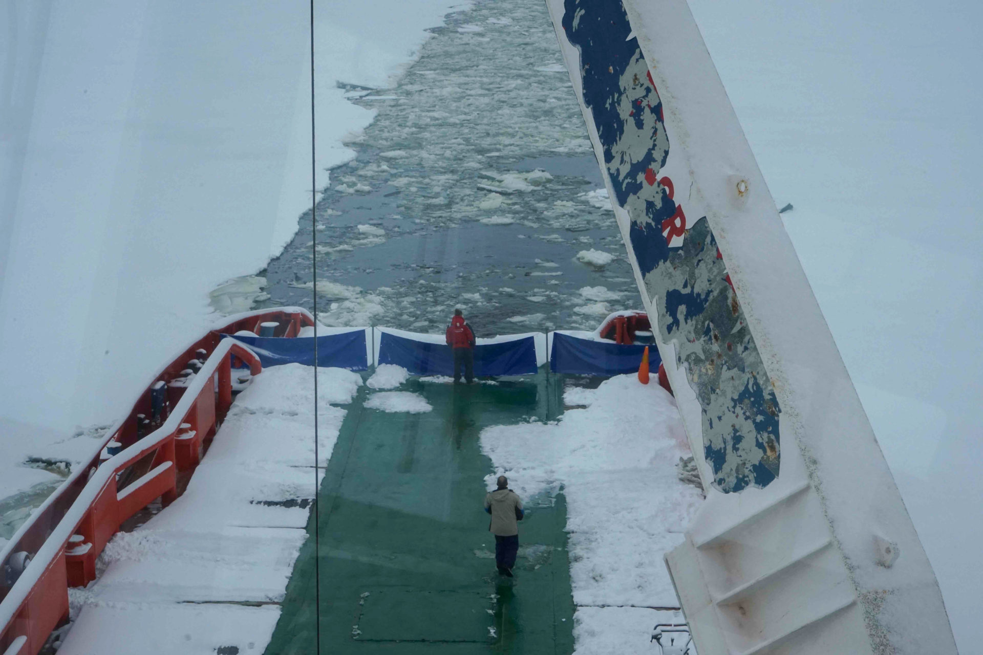 Blick von der Brücke des Eisbrechers auf die Fahrrinne in der finnischen Ostsee