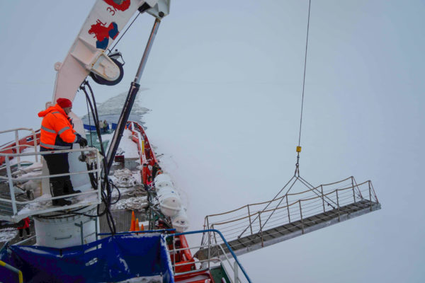 Ein Kran hebt die Brücke der Polar Explorer, der Eisbrecher dient heute als Kreuzfahrtschiff