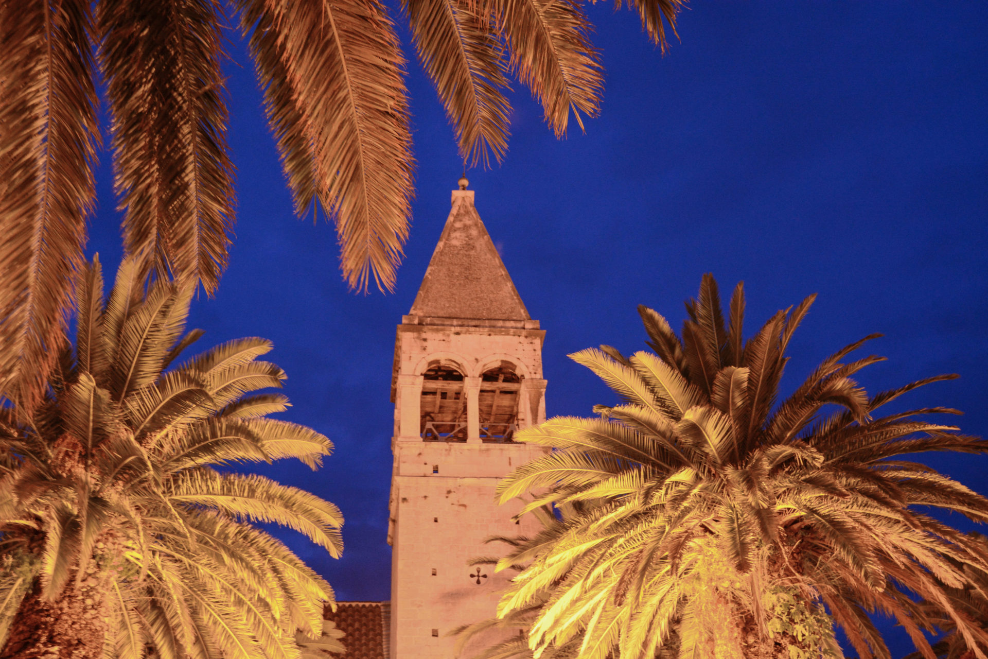 Campanile mit Palmen in der Stadt Trogir bei Segeltörn durch die kroatischen Inselwelten