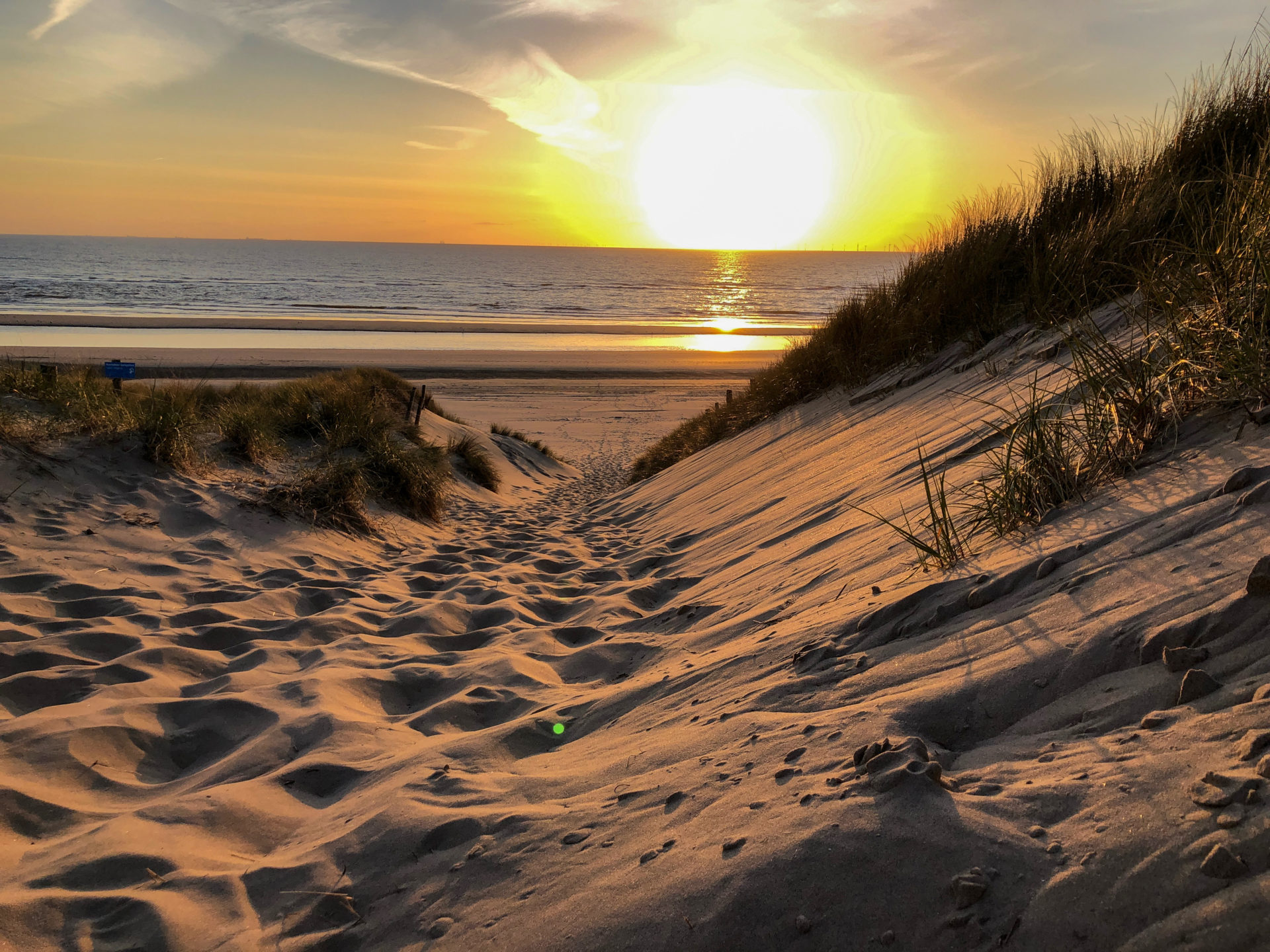 Sonnenuntergang über den Dünen der niederländischen Nordseeküste
