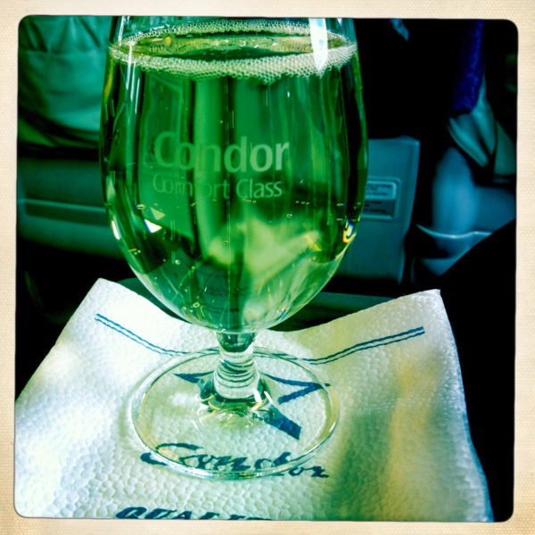 Champagner gehört zu den Standardgetränken in der Condor Comfort Class