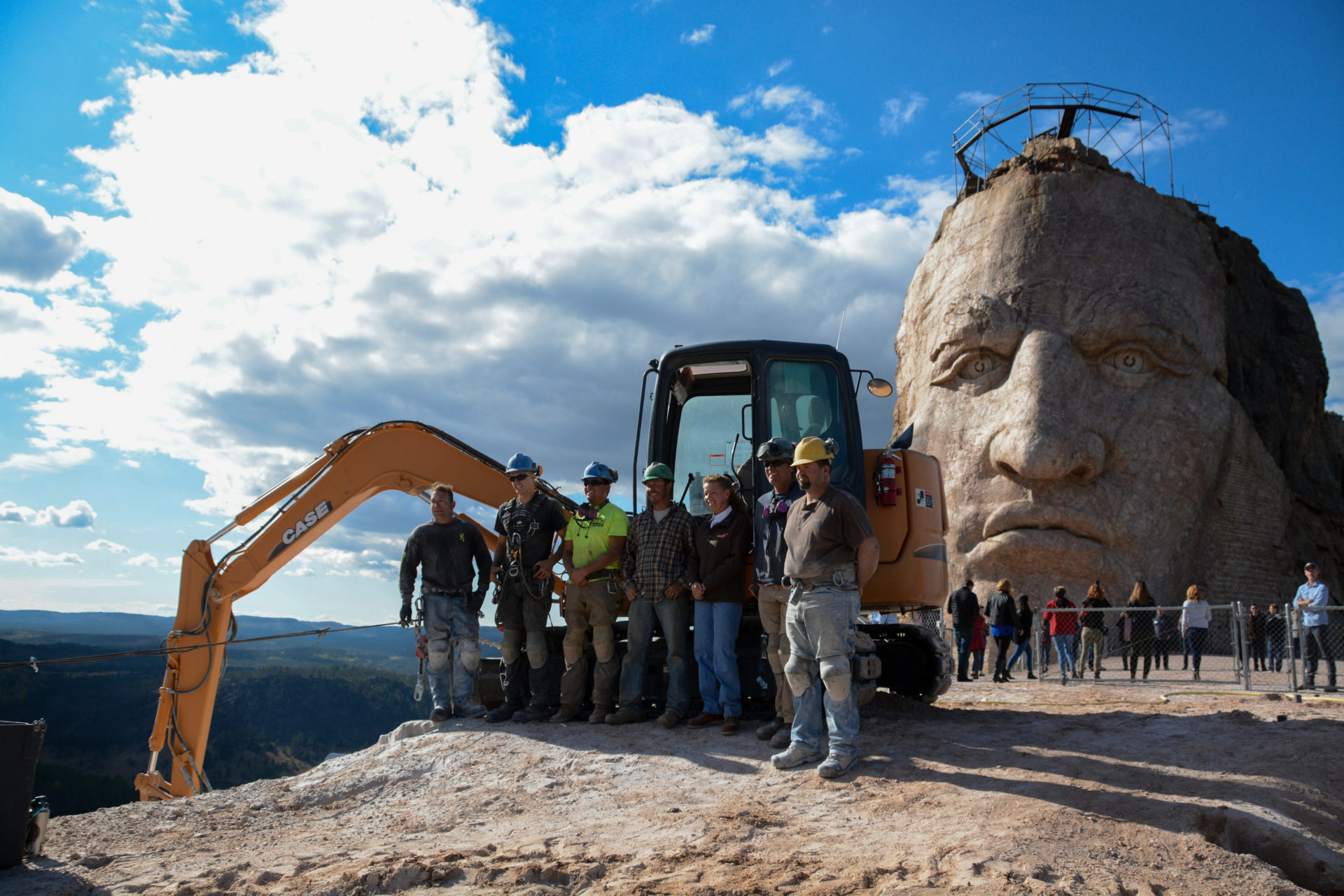 Das Crazy Horse Memorial in South Dakota mit Arbeitern