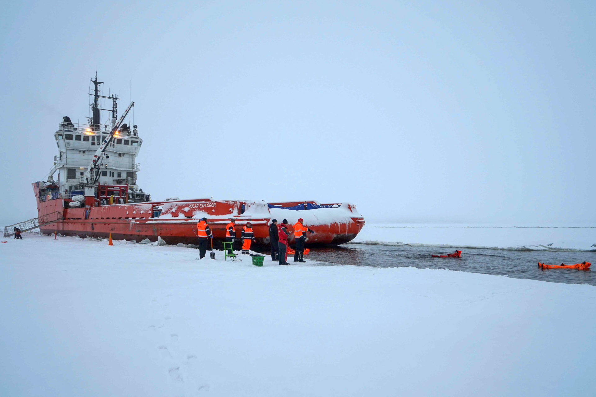 Die Polar Explorer hält in der Fahrrinne, um den Gästen an Bord ein Bad im Eiswasser zu gestatten