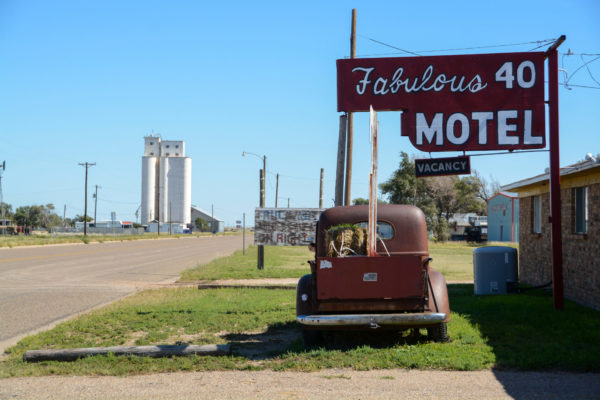 Das Fabulous 40 Motel in Adrian, Texas, mit Getreidespeicher im Hintergrund