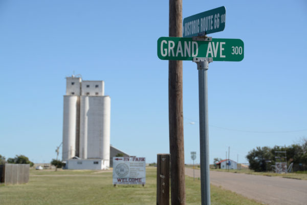 Kreuzung der Route 66 mit der Grand Ave in Adrian in Texas