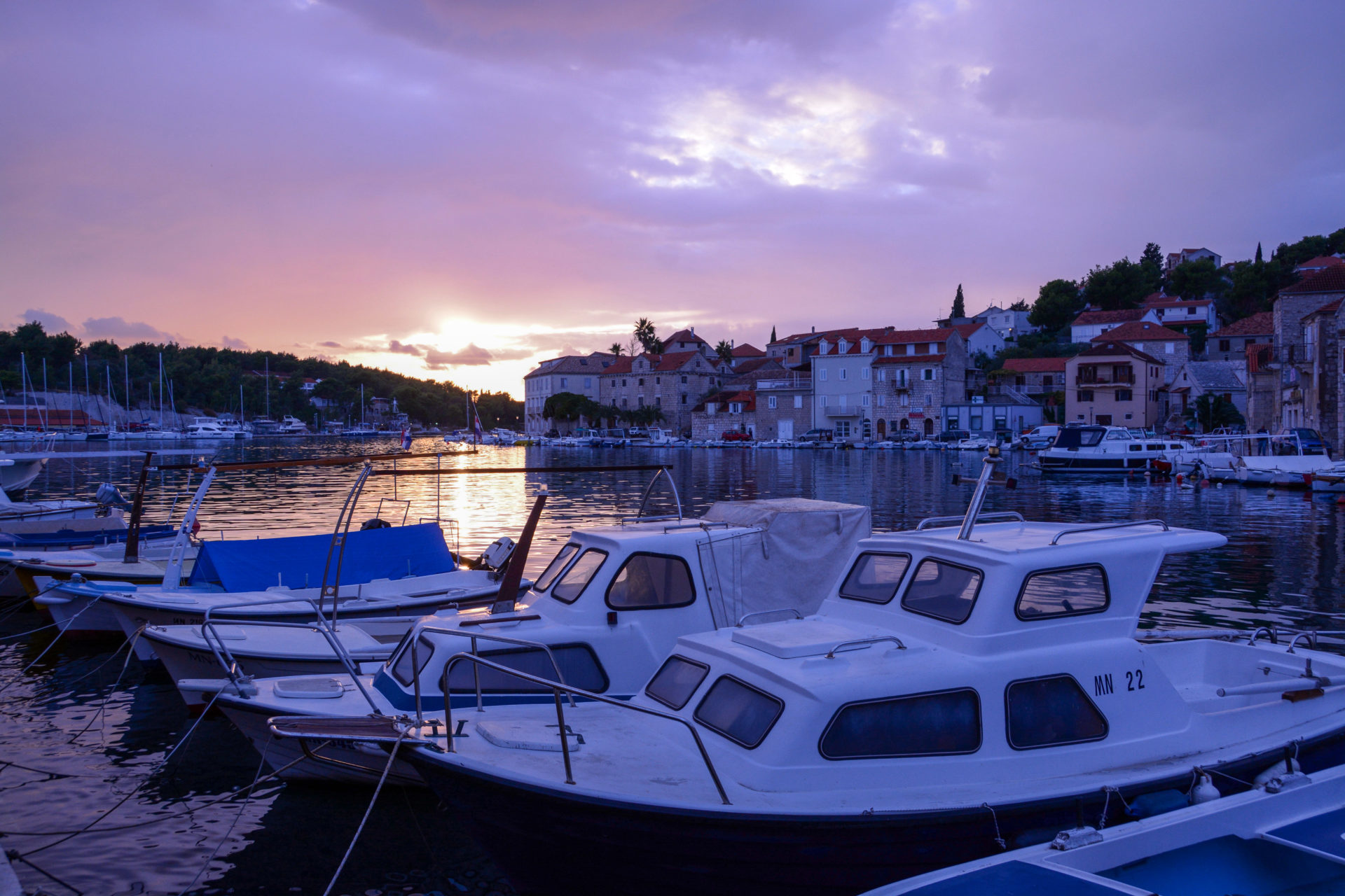 Dramatisches Licht im Hafen von Mila in Kroatien