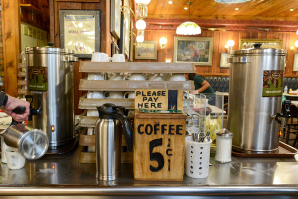 In einem Restaurant in Deadwood in South Dakota kostet der Kaffee fünf Cent wie in alten Zeiten