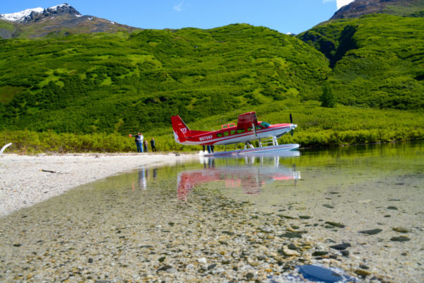 Wasserflugzeug auf einem Bergsee in Alaska