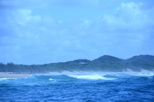 Enorm hohe Wellen an der Küste von Mosambik