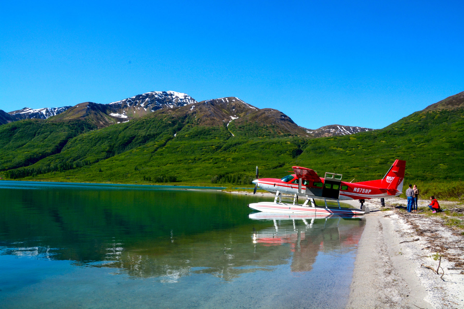 Einsamer Bergsee mit Wasserlfugzeug beim Rundflug über den Denali in Alaska