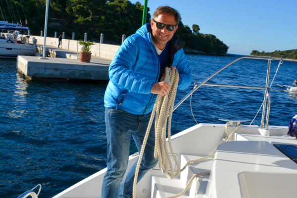 Autor Ralf Johnen in action auf dem Segelboot von The Moorings beim Segeltörn zu den dalmatischen Inseln