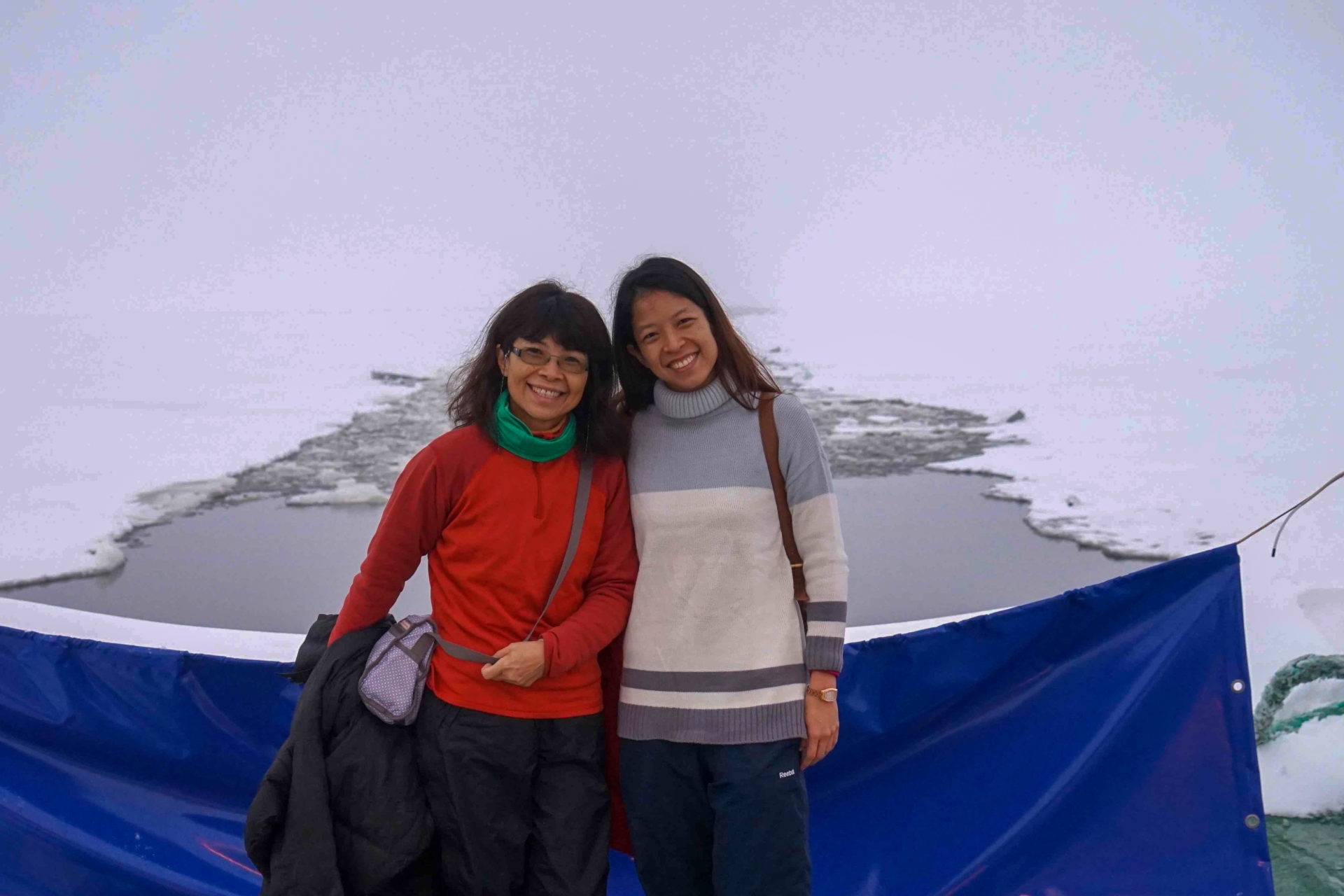 Mutter und Tochter bei der Kreuzfahrt auf einem Eisbrecher bei Rovaniemi in Finnland