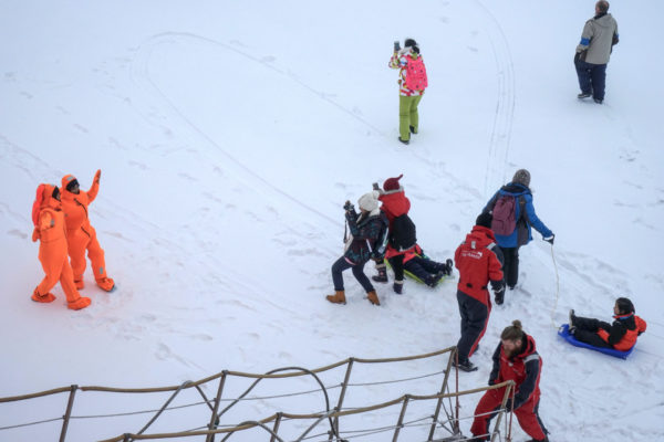 Crew und Passagiere auf der zugefrorenen Ostsee