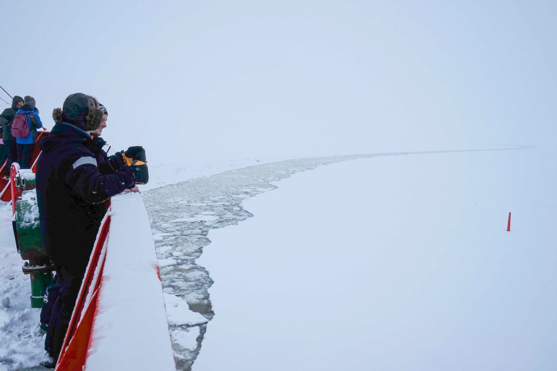 Passagiere an Deck der Polar Explorer, einem Eisbrecher auf Kreuzfahrt durch den finnischen Meerbusen in Lappland