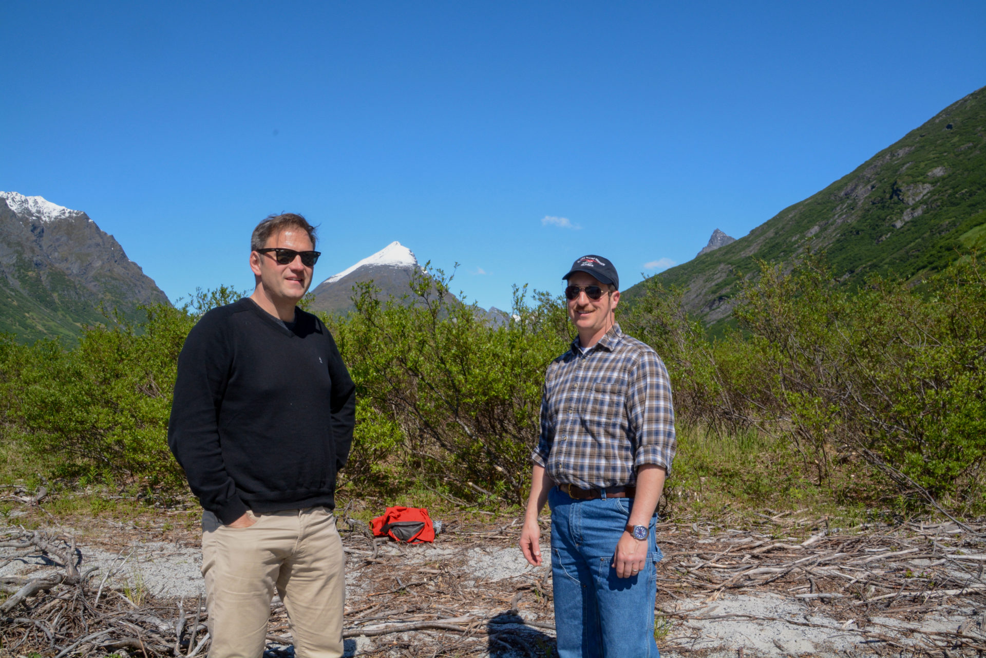 Autor Ralf und Pilot Sean bei der Lagerbesprechung in Alaska