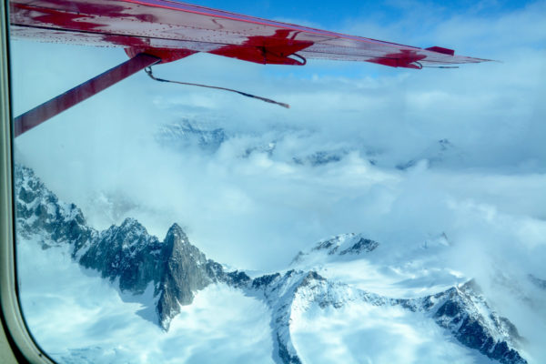 Bergspitzen ragen aus den Wolken am Denali in Alaska hervor