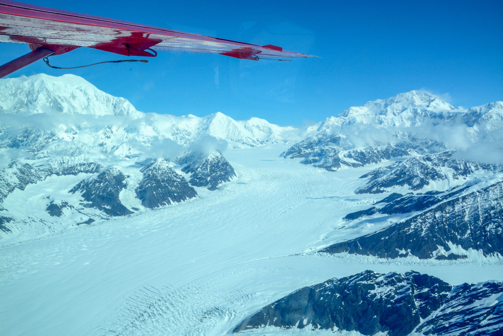 Tragfläche eines Flugzeugs mit Blick auf den Denali in Alaska