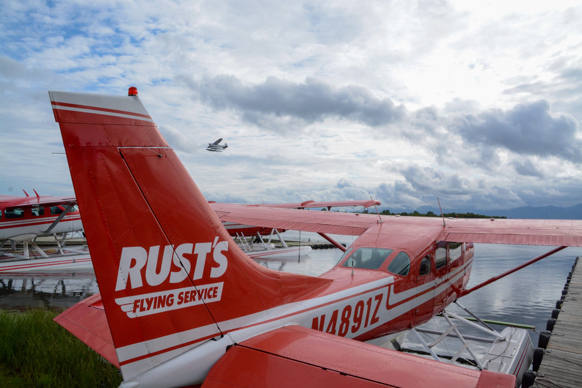 Wasserflugzeuge von Rust's Flying Service vor dem Rundflug über den Denali in Alaska im Flughafen von Anchorage