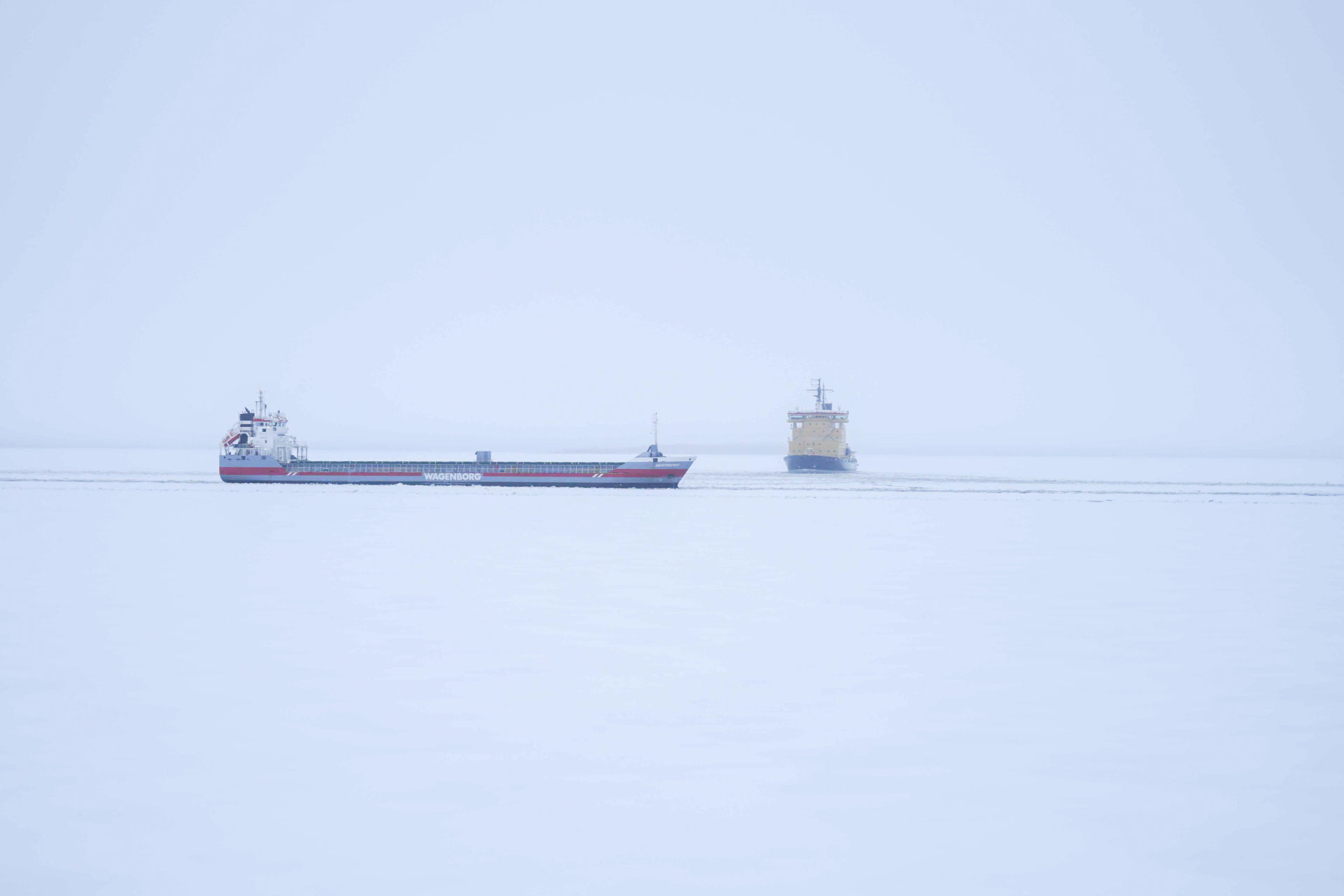Zwei Schiffe im finnischen Teil der Ostsee umgeben von Schnee und Eis