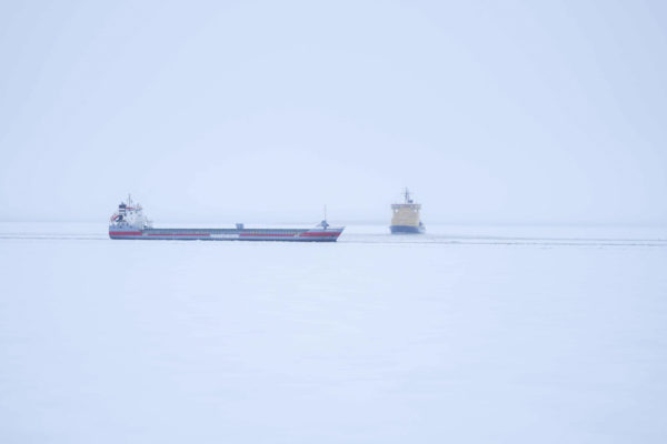 Zwei Schiffe im finnischen Teil der Ostsee umgeben von Schnee und Eis