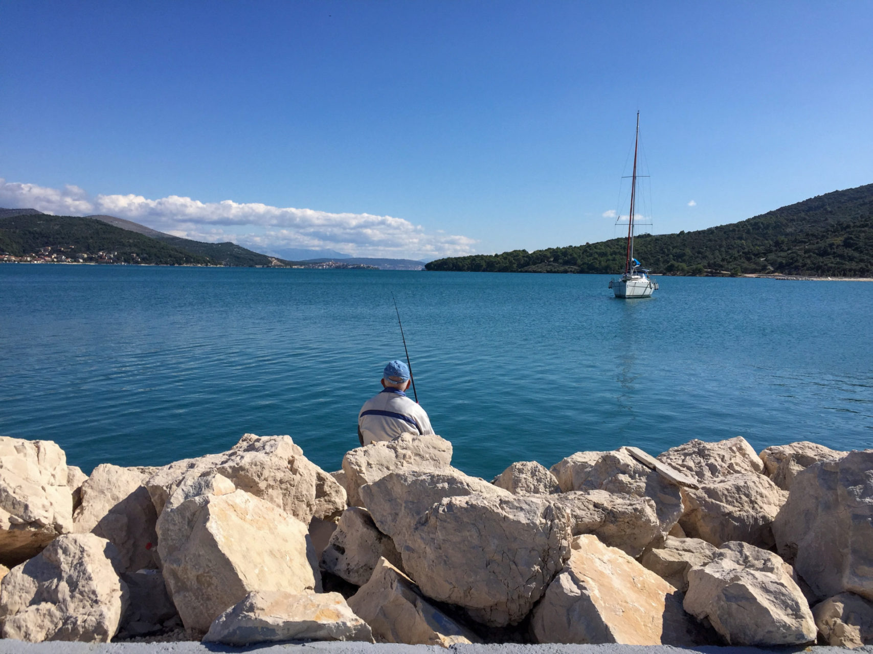 Angler mit Segelboot in Marina in Kroatien