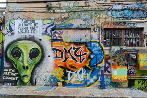 Mauer mit Street Art in Downtown Rapid City, der Hauptstadt des wahren Amerikas