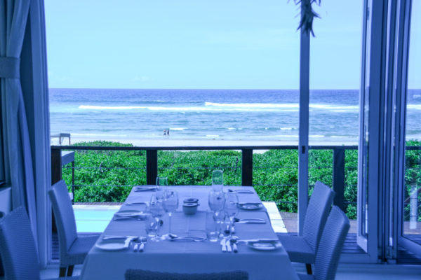 Gedeckter Tisch mit Blick auf den indischen Ozean im White Pearl Resort in Mosambik