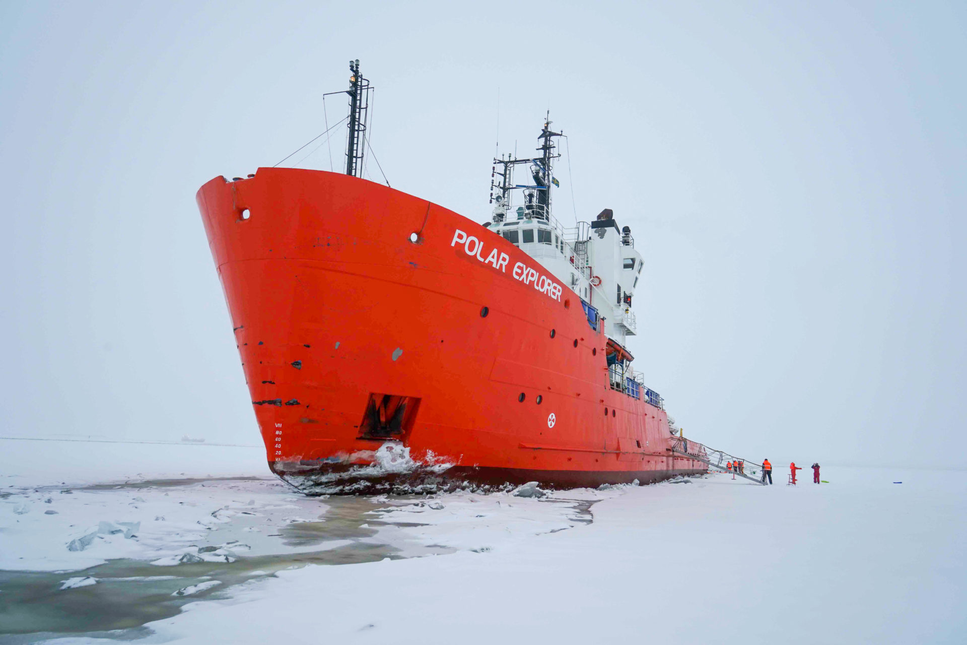 Frontansicht des Eisbrechers Polar Explorer im finnischen Teil der Ostsee