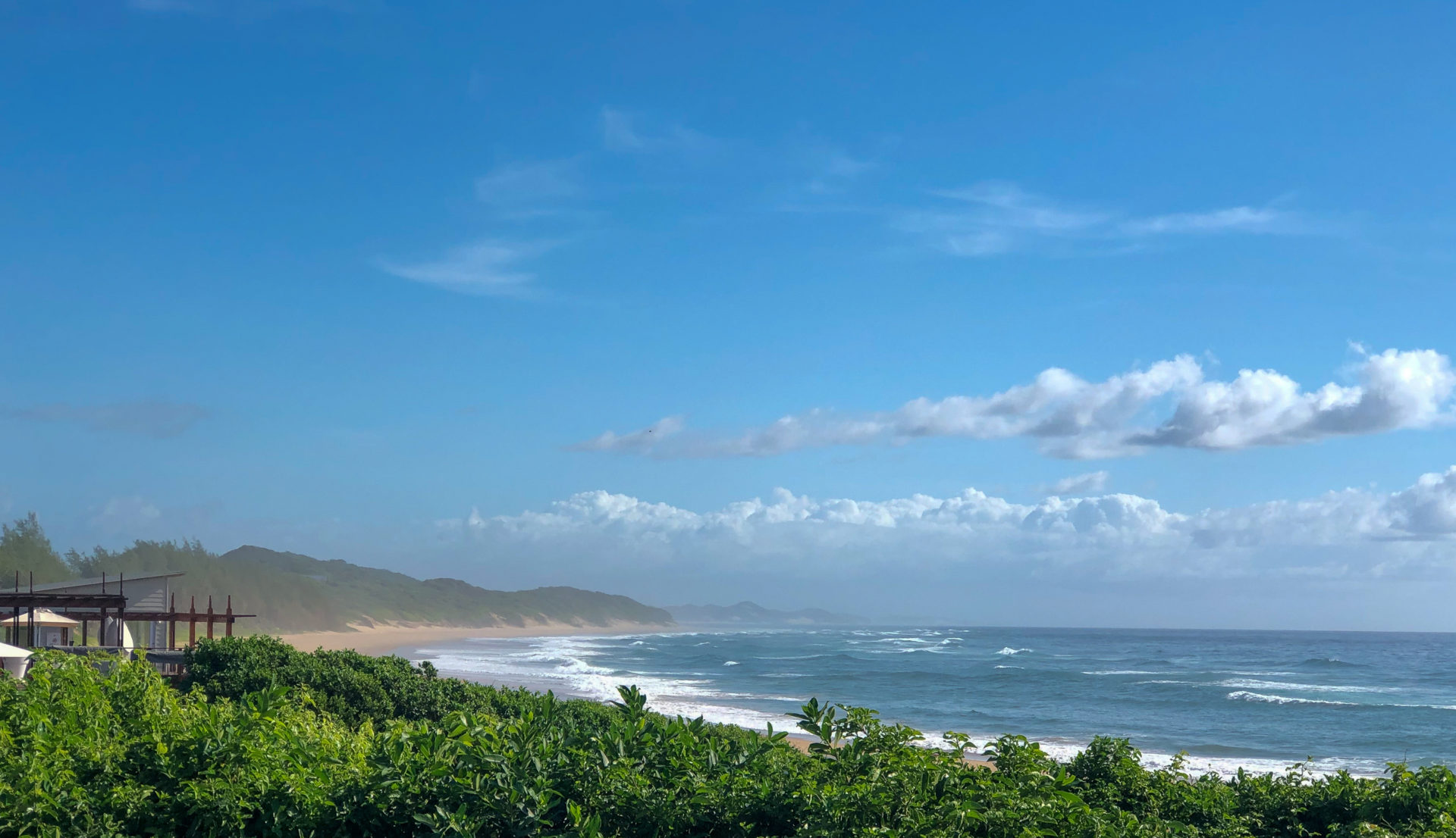 Blick auf die Küstenlinie beim Luxusurlaub in Mosambik