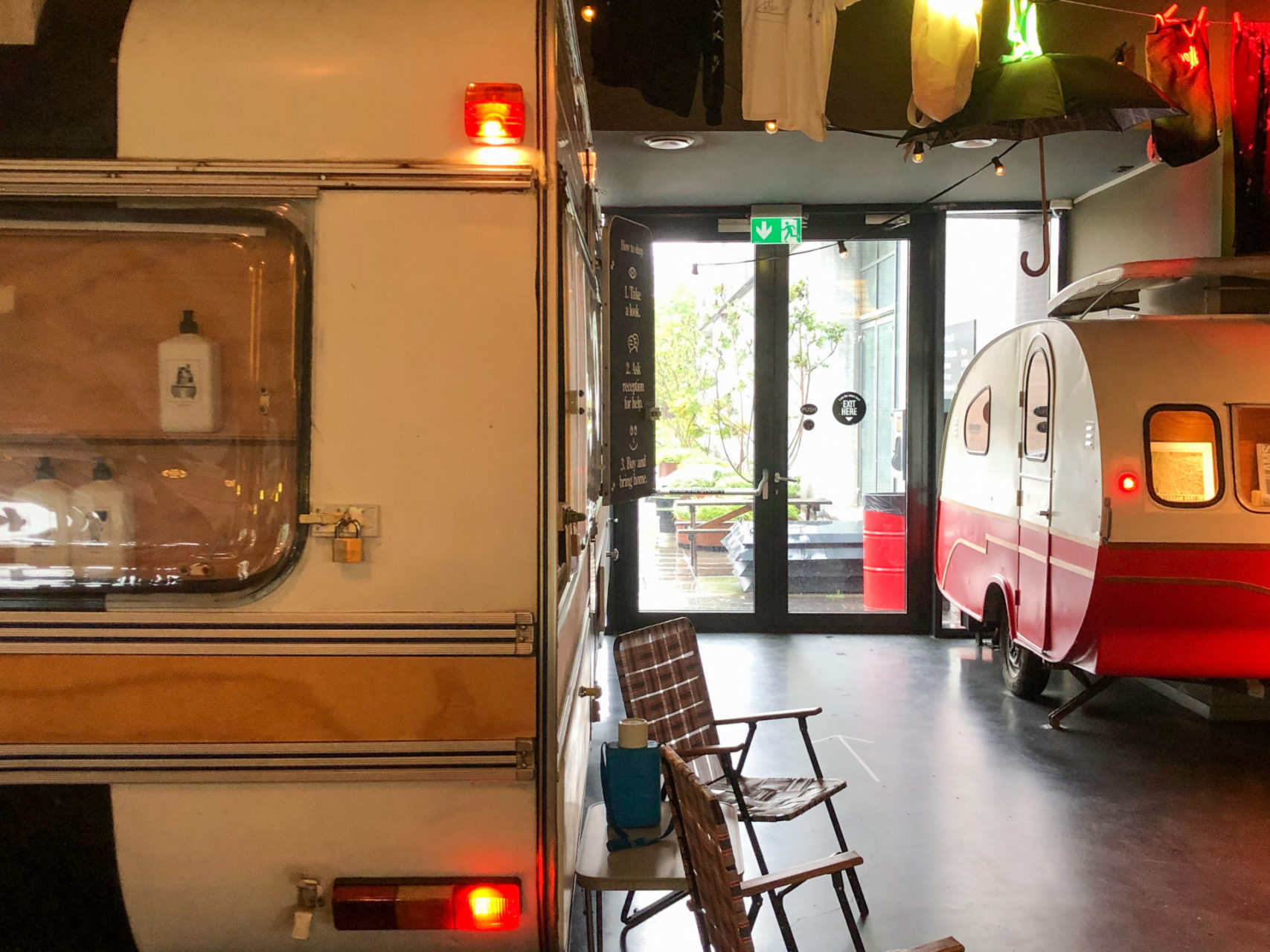 Wohnwagen in der Lobby des Volkshotel in den Niederlanden