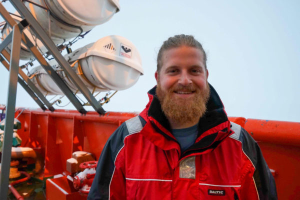 Reisebegleiter Yarden Kaynan gehört zur Crew der Polar Explorer, ein Eisbrecher auf Kreuzfahrt