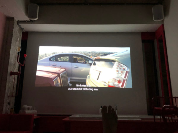 Kinoleinwand im Roten Zimmer des Volkshotels in Amsterdam