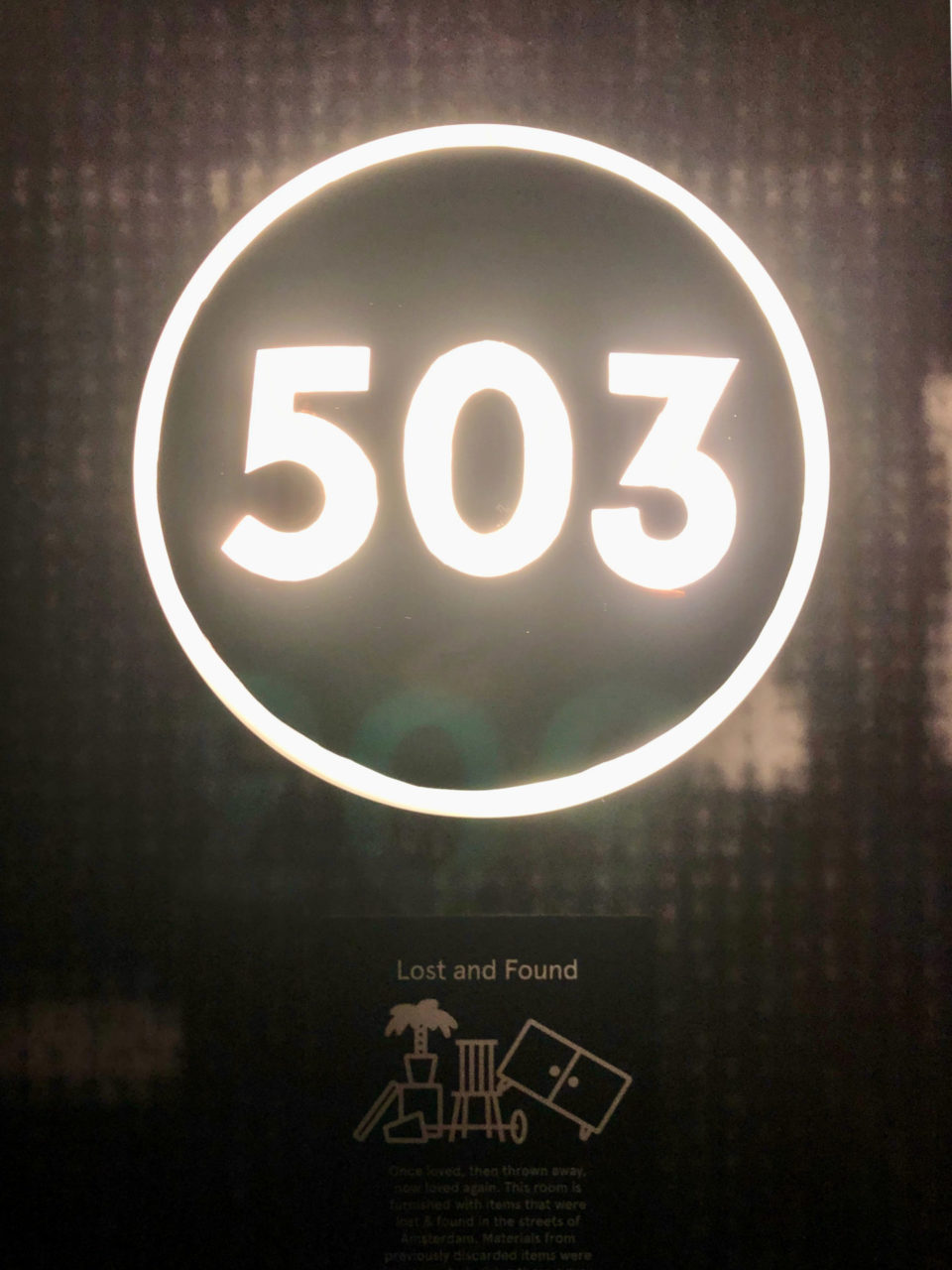 Schild für das Zimmer 503 im Volkshotel Amsterdam