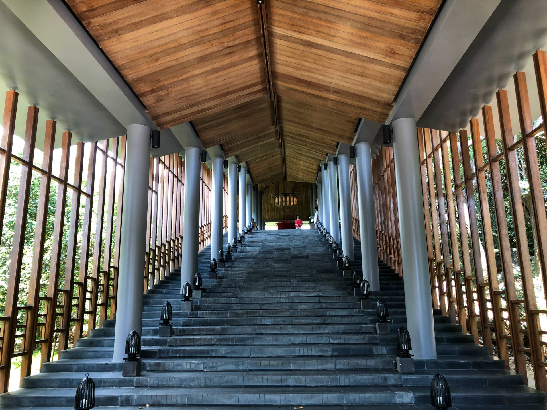Aufgang zum Amanoi Hotel in Vietnam mit tempelartiger Architektur