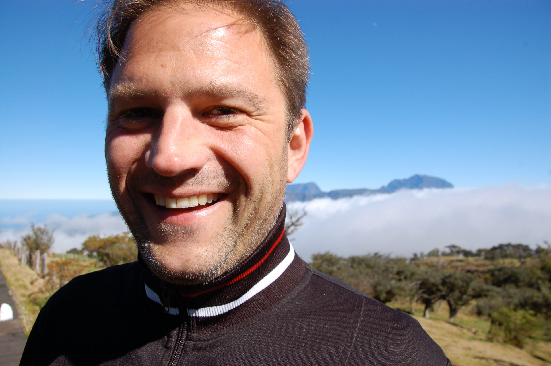 Autor Ralf vor Akazien und Berglandschaft bei der Rundreise durch La Réunion