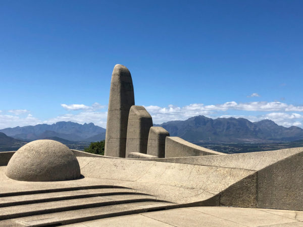 Das Museum und Monument für das Afrikaans mit Bergkette im Hintergrund in der Nähe von Paarl