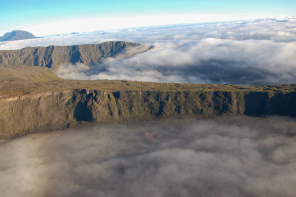 Bergkuppen ragen aus Wolkenteppich auf La Réunion hervor