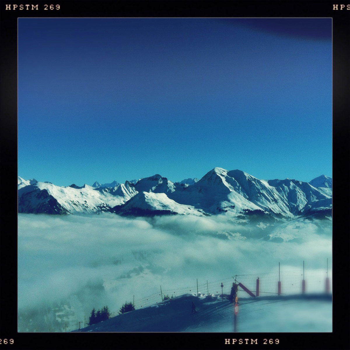 Alpengipfel ragen aus dem Nebel des Berner Oberlandes hervor
