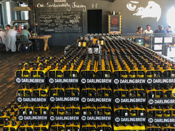 Bierpaletten stapeln sich in der Darling Brewery an der Wüstküste Südafrikas