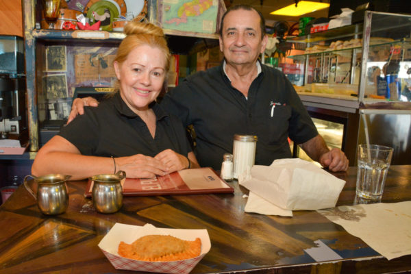 Ein Ehepaar aus Kuba hat sich in Little Havana als Gastronomen verdient gemacht und serviert heute köstliche Samosas