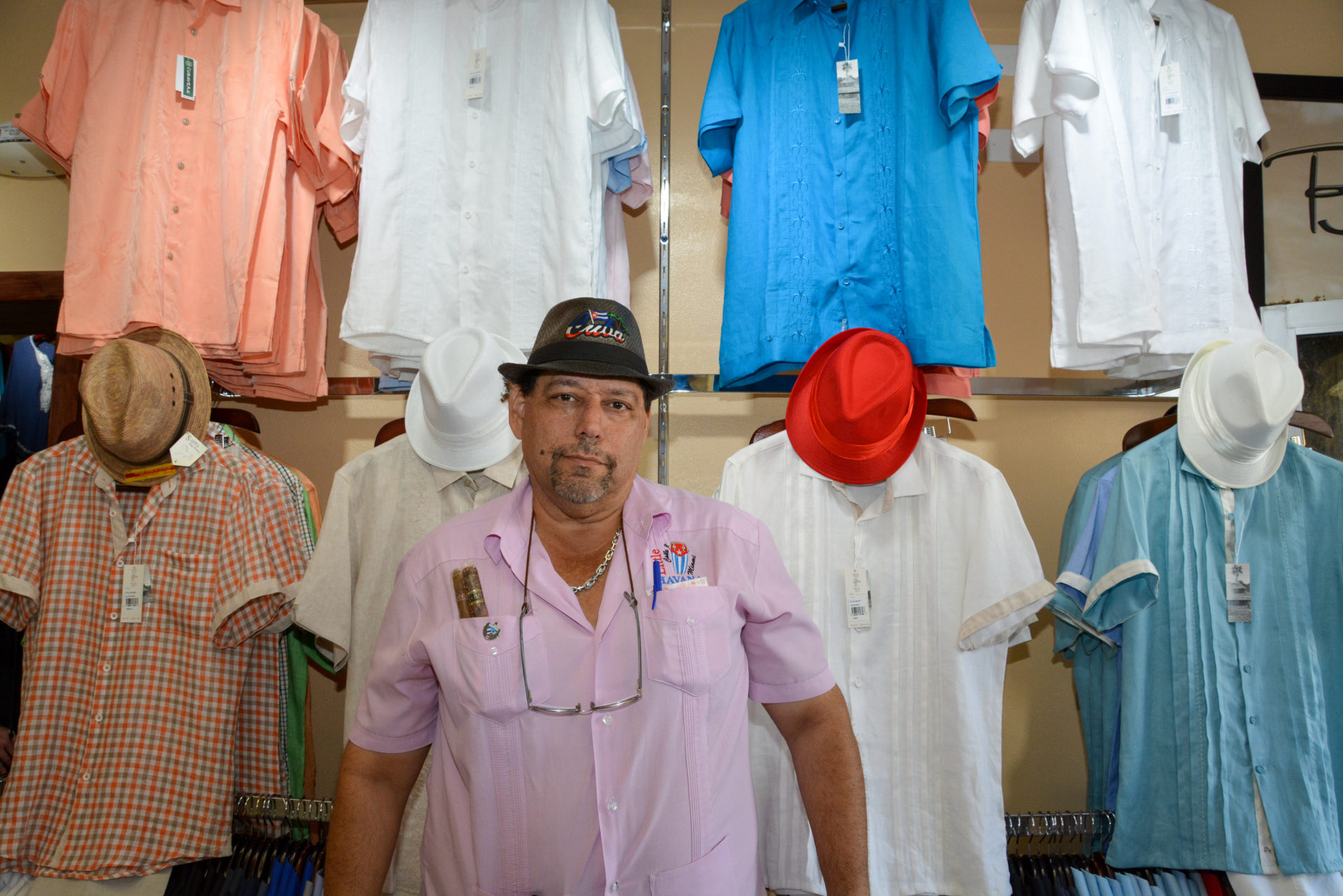 Eigentümer eines Fachgeschäfts für kubanische Hemden in Miami