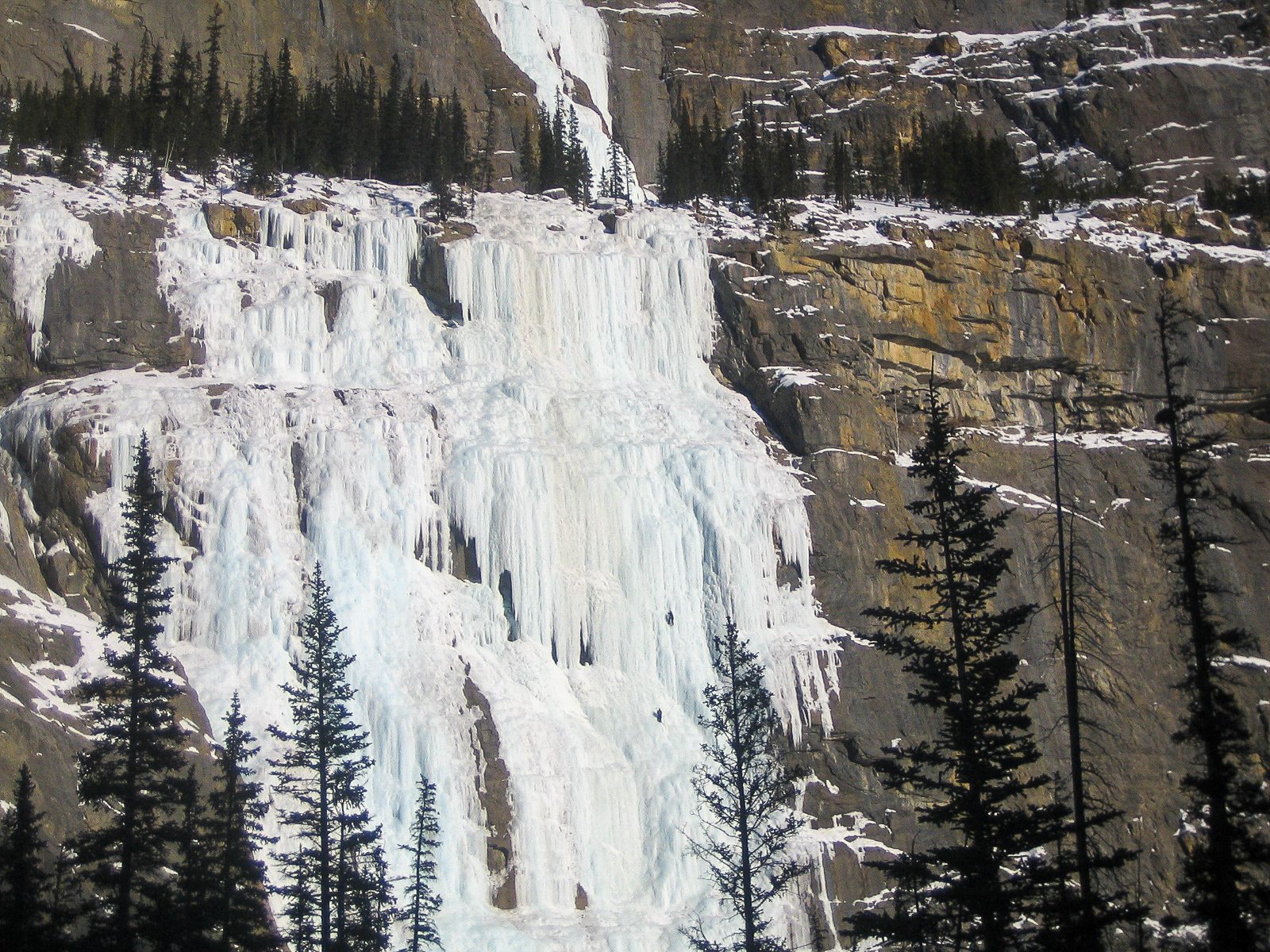 Gefrorener Wasserfall in den kanadischen Rocky Mountains mit Eiskletterern